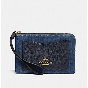 Coach CORNER ZIP WRISTLET denim